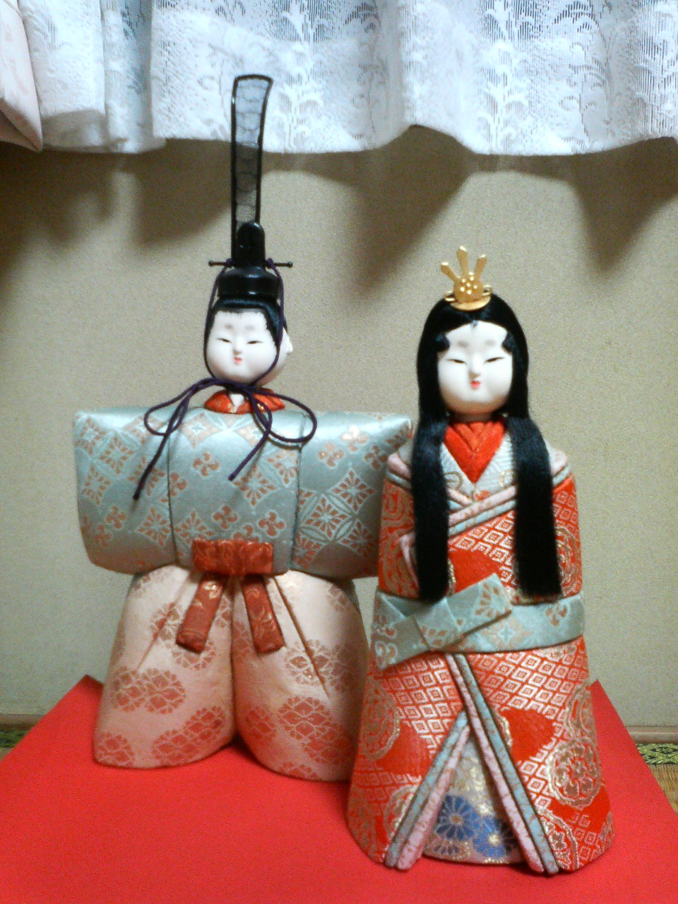Dolls pasted cloth on wood carvings